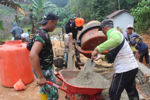 Warga Desa Gunung Melati Antusias Gotong Royong Bantu Satgas TMMD Kodim 1009/Tanah Laut