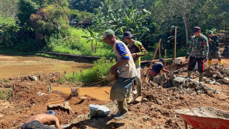 Bukti Cinta Kepada TNI Mbah Samijan Semangat Bantu Personel Satgas Di Lokasi TMMD Ke-124 Kodim 1009/Tla