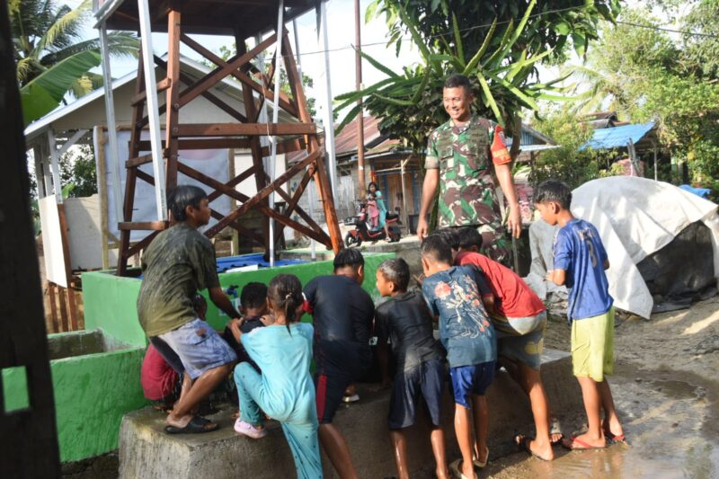 Senyum Ceria Anak-anak Sambut Sumur Bor TMMD di Lok Nyiur