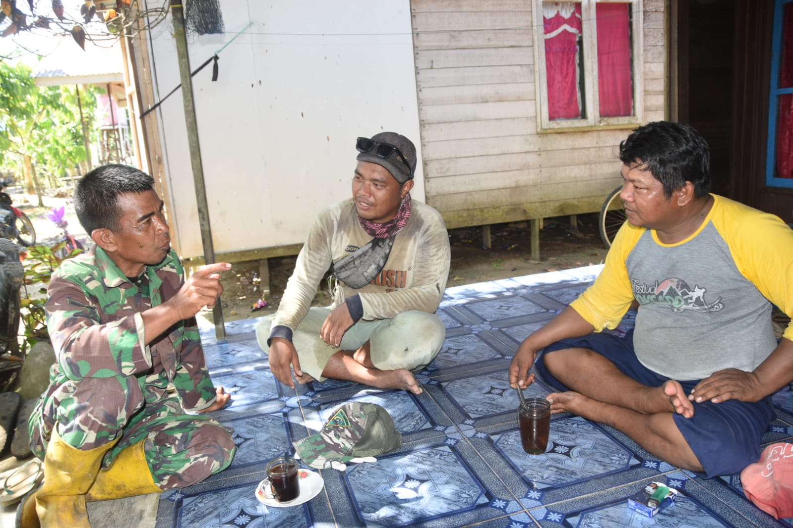 Sederhana Namun Bermakna: Kopi Pengantar Komunikasi Satgas TMMD dan Warga
