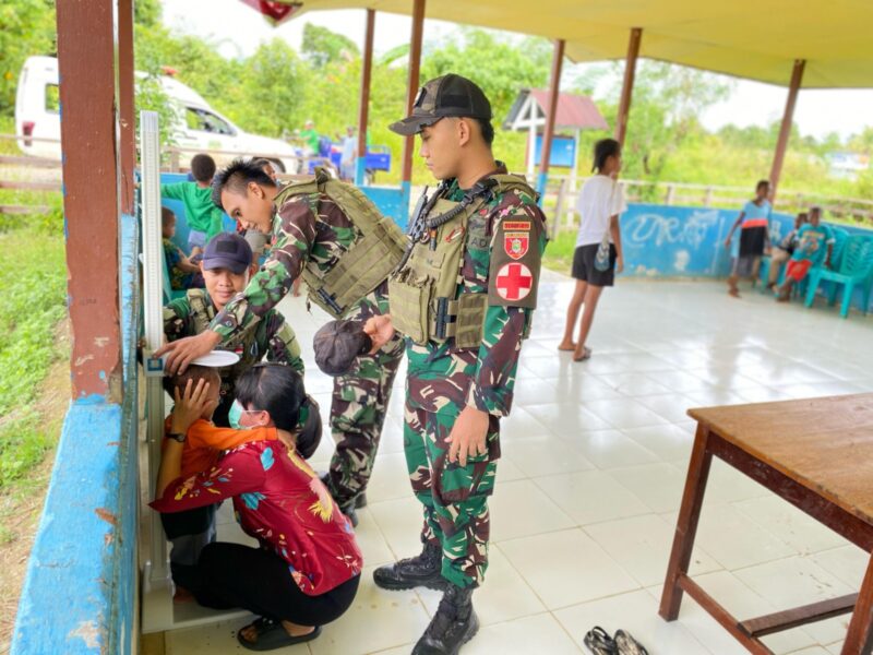 Tingkatkan Kualitas Kesehatan, Satgas Pam Obvitnas Yonif 611/Awang Long Bekerjasama Klinik Aramsulki Gelar Pelayanan Kesehatan Warga
