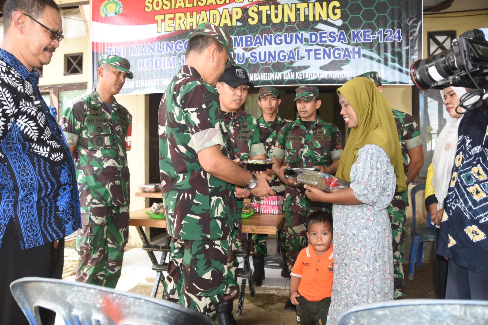 Tim Wasev TMMD Dampingi Penyuluhan Stunting Satgas Kodim 1002/HST, Serahkan Bantuan Gizi