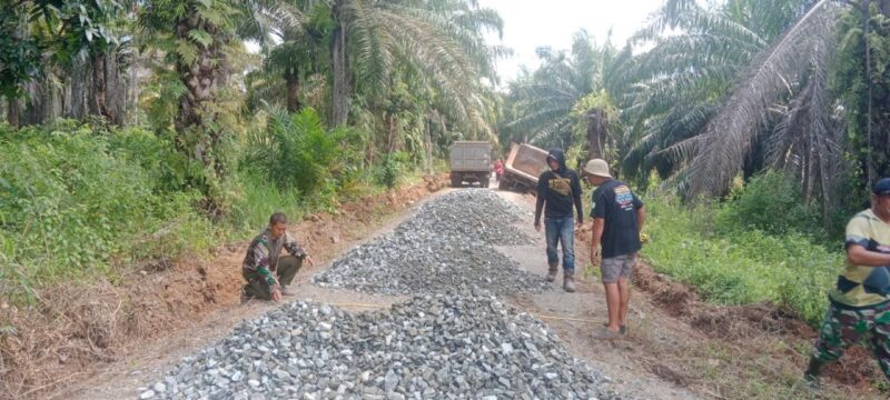Bersama Masyarakat Hamparan Batu Kerikil Diratakan Di Sasaran Jalan TMMD Ke-124 Kodim 1009/Tla