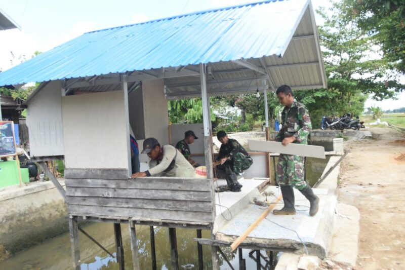 Sinergi TNI-Polri dan Warga HST Kejar Target Rehab Poskampling TMMD