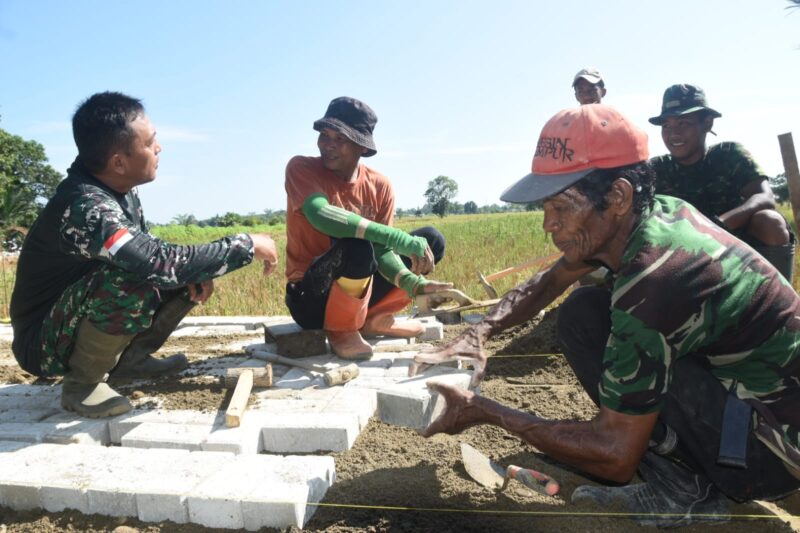 Satgas TMMD ke-124 Kodim HST Pacu Pembangunan Jalan di Desa Pengambau Hilir Luar: Semangat Tak Surut di Bawah Terik Matahari