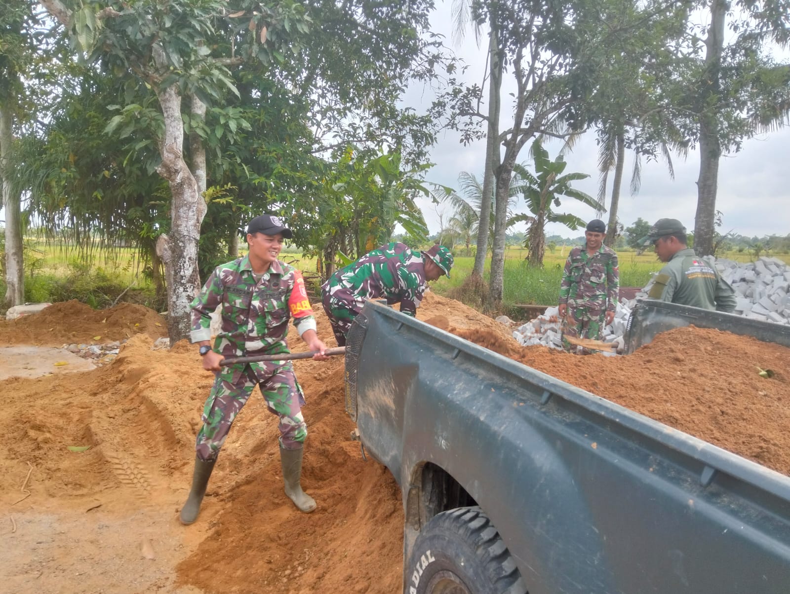 Satgas TMMD ke-124 Kodim HST Pacu Pembangunan Jalan di Haruyan Demi Warga