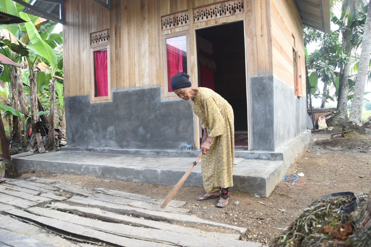 Kebahagiaan Nenek Kurba: Rumah Layak Huni Impian Terwujud Berkat TMMD Kodim HST