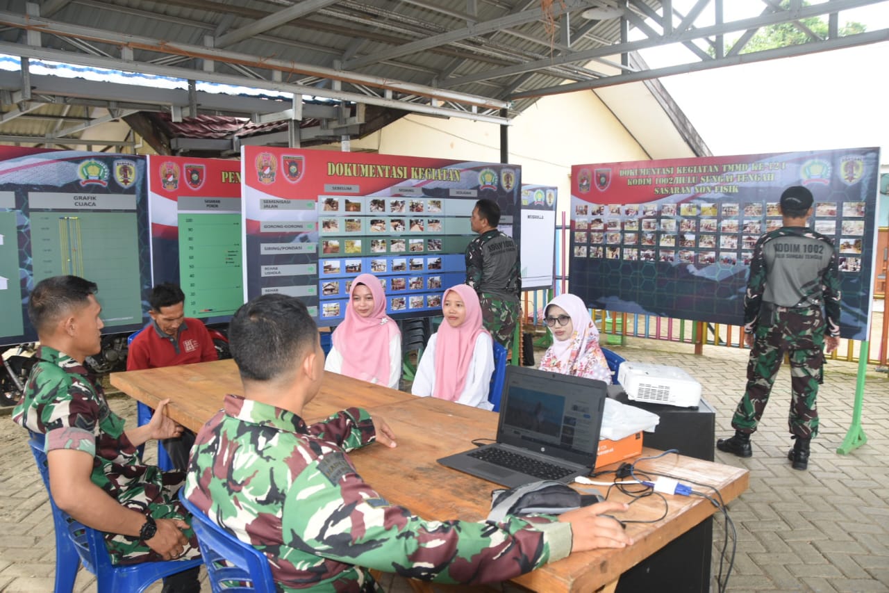 KOTIS TMMD Kodim HST di Pengambau Hilir Luar Jadi Pusat Informasi yang Ramai Dikunjungi