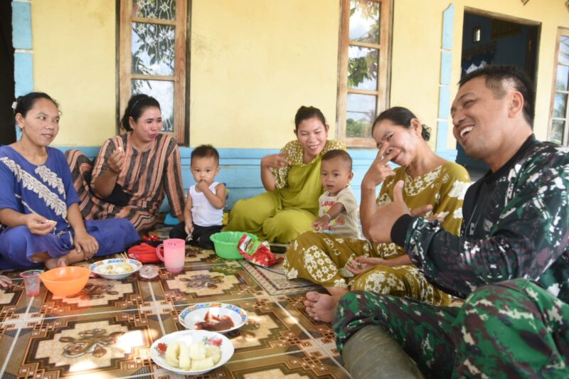 Kehangatan Sambutan Ibu-ibu Pengambau Hilir Luar Kepada Satgas TMMD