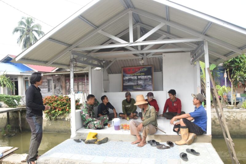 Poskamling Desa Pengambau Hilir Luar Jadi Tempat Melepas Lelah Satgas TMMD dan Warga Setelah Bangun Jalan