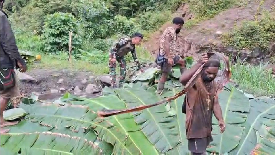 Bentuk Syukur Hasil Penen, Personel Satgas Yonif 611/Awang Long Bersama Warga Gelar Tradisi Bakar Batu