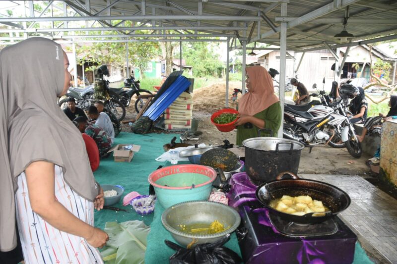 Kelezatan Lokal di Tengah Pembangunan: Ibu-ibu Desa Siapkan Makan Siang Lalapan Spesial untuk Satgas TMMD