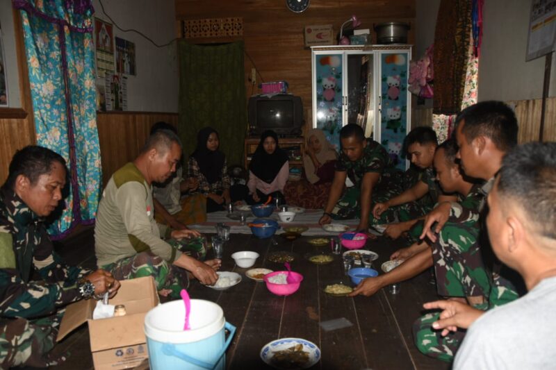 Kehangatan Sederhana: Satgas TMMD ke-124 Nikmati Santap Malam Bersama Keluarga Asuh