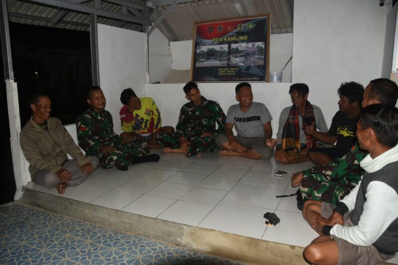 Jaga Keamanan Lingkungan, Satgas TMMD ke-124 Kodim 1002/HST Ikut Ronda Malam Bersama Warga