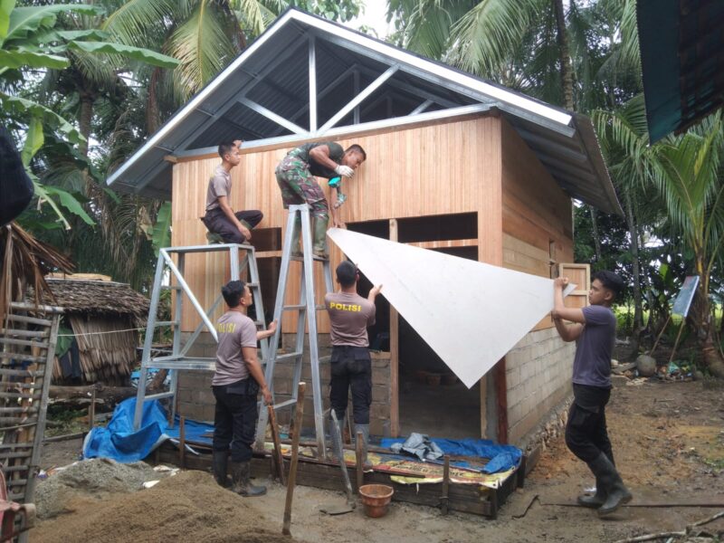 Progres Rehab RTLH TMMD HST Terus Berlanjut, Pemasangan Penutup Kuda-Kuda Dilakukan