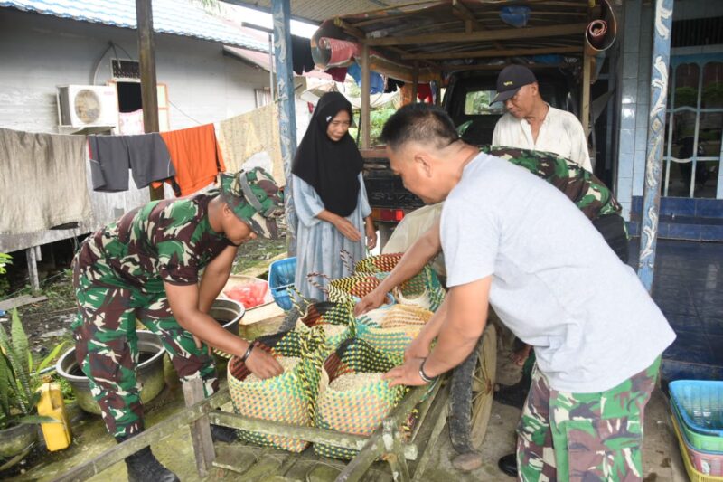 Satgas TMMD ke-124 Kodim 1002/HST Jalin Kedekatan dengan Warga, Kunjungi Sentra Pembuatan Tauge Rumahan
