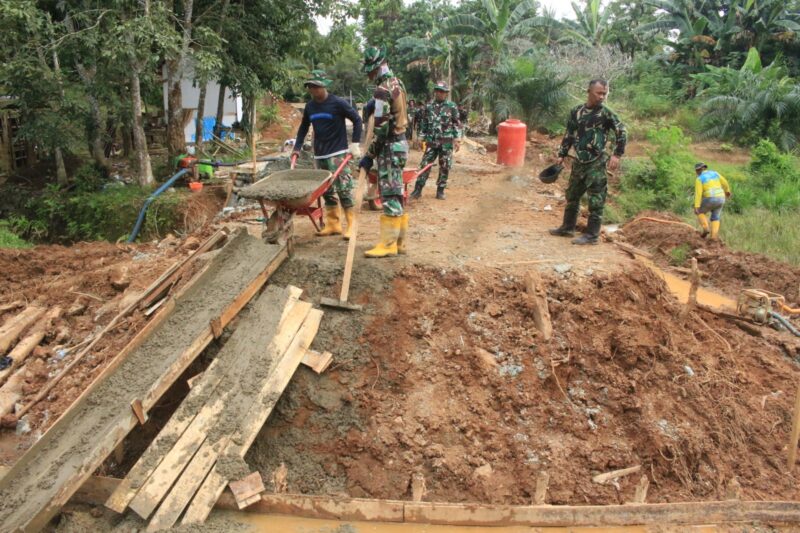 Personel Satgas TMMD Ke-124 Kodim 1009/Tla