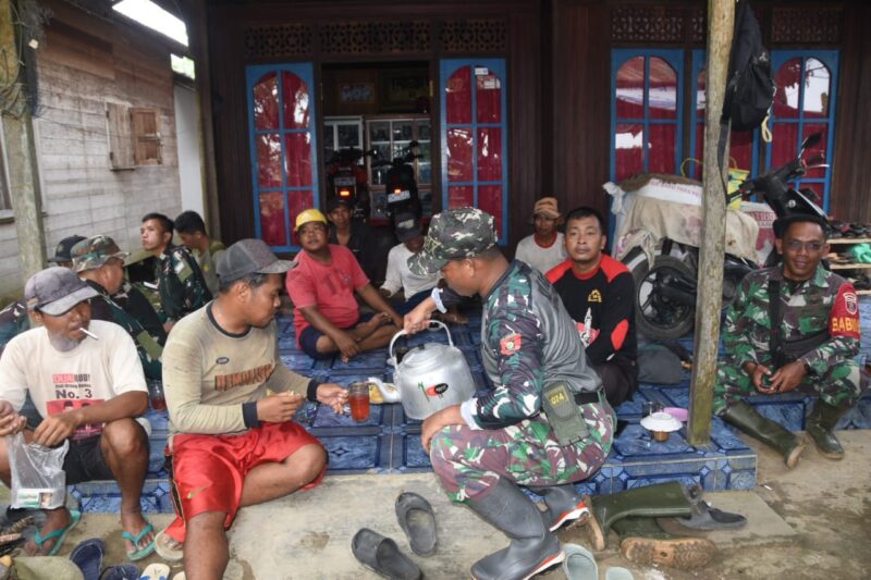 Jalin Keakraban, Anggota Satgas TMMD ke-124 Kodim 1002/HST Rehat Sambil Ngopi Bareng