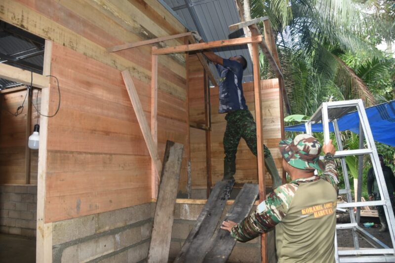 Satgas TMMD ke-124 Kodim 1002/HST Genjot Rehab RTLH, Pemasangan Atap MCK Milik Ardiansyah Terus Berlangsung