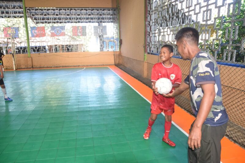 Di Sela Pembangunan, Satgas TMMD ke-124 Kodim 1002/HST Latih Anak-anak Futsal di Haruyan