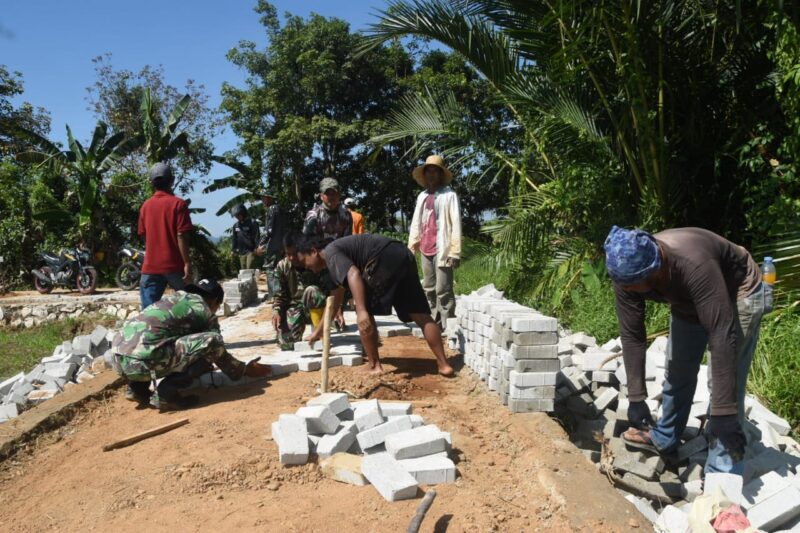 Pembangunan Jalan TMMD ke-124 di Haruyan Capai Minggu Ketiga, Pemasangan Paving Blok Digencarkan