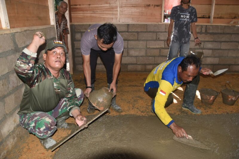 Satgas TMMD ke-124 Kodim 1002/HST Lanjutkan Pengecoran Lantai di Rumah Ardiansyah