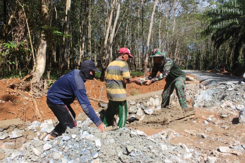 Setiap Hari Bersama Di Lokasi TMMD Ke-124 Kodim 1009/Tla Personel Satgas Lebih Dekat Dengan Masyarakat