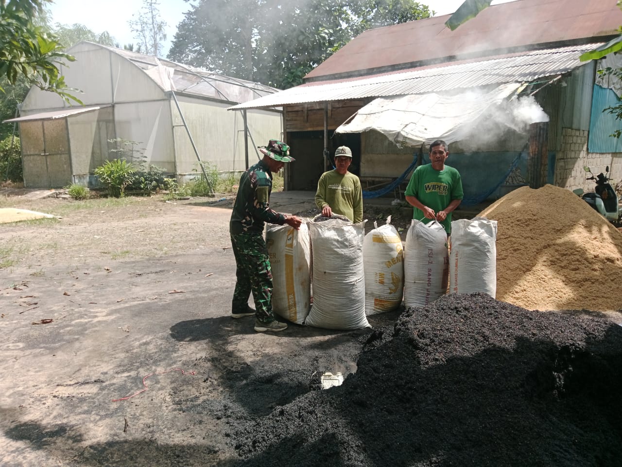 Sekam Padi Pengambau Hilir Luar Diolah Jadi Pupuk Kompos, Satgas TMMD Dampingi Warga
