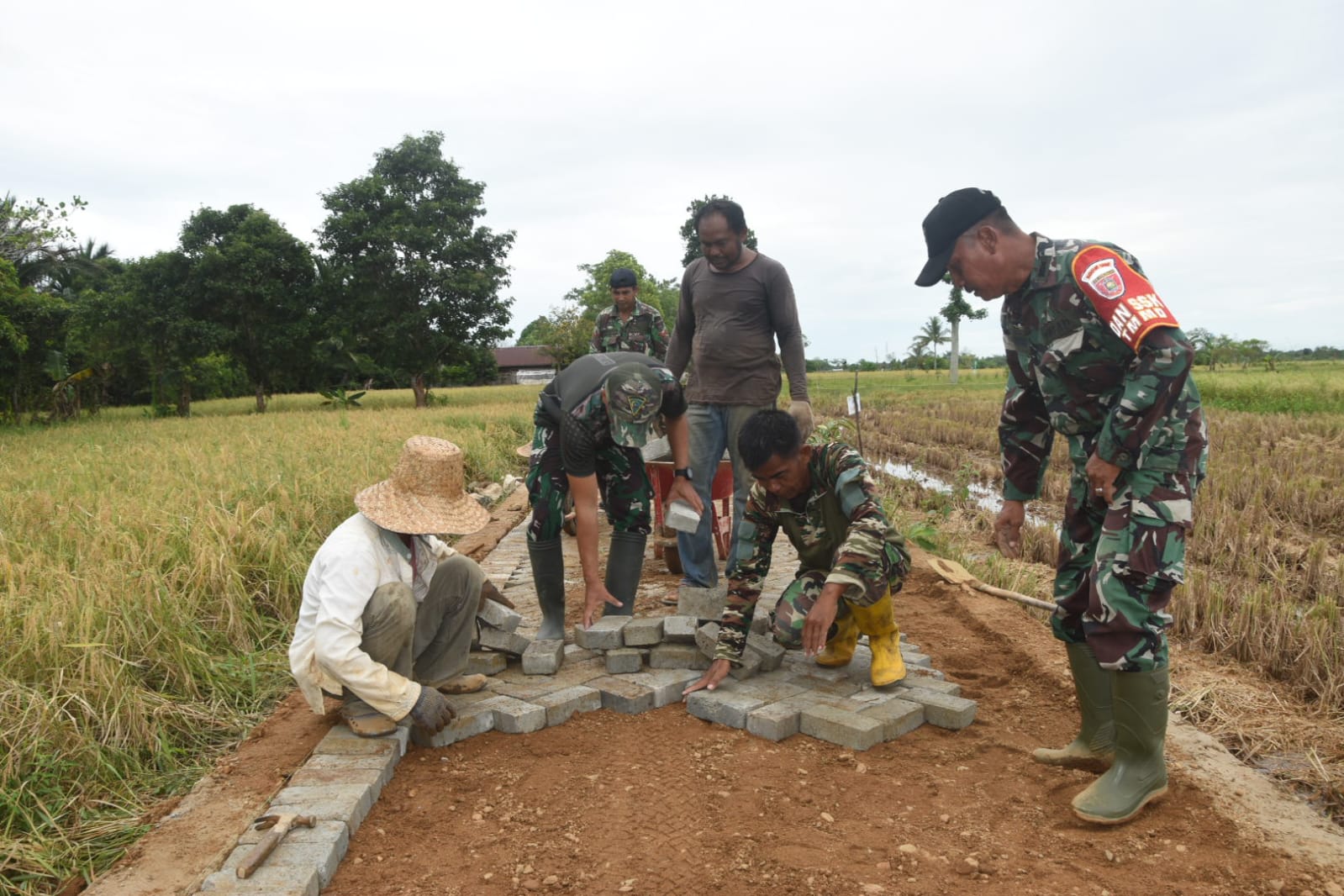 Kejar Target, Satgas TMMD ke-124 Kodim 1002/HST Genjot Pembangunan Jalan 1030 Meter