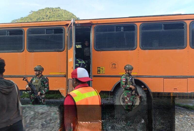 Komitmen Tingkatkan Keamanan, Satgas Pam Obvitnas PT Freeport Indonesia Yonif 611/Awang Long Laksanakan Pengamanan dan Pengawalan Bus Masyarakat