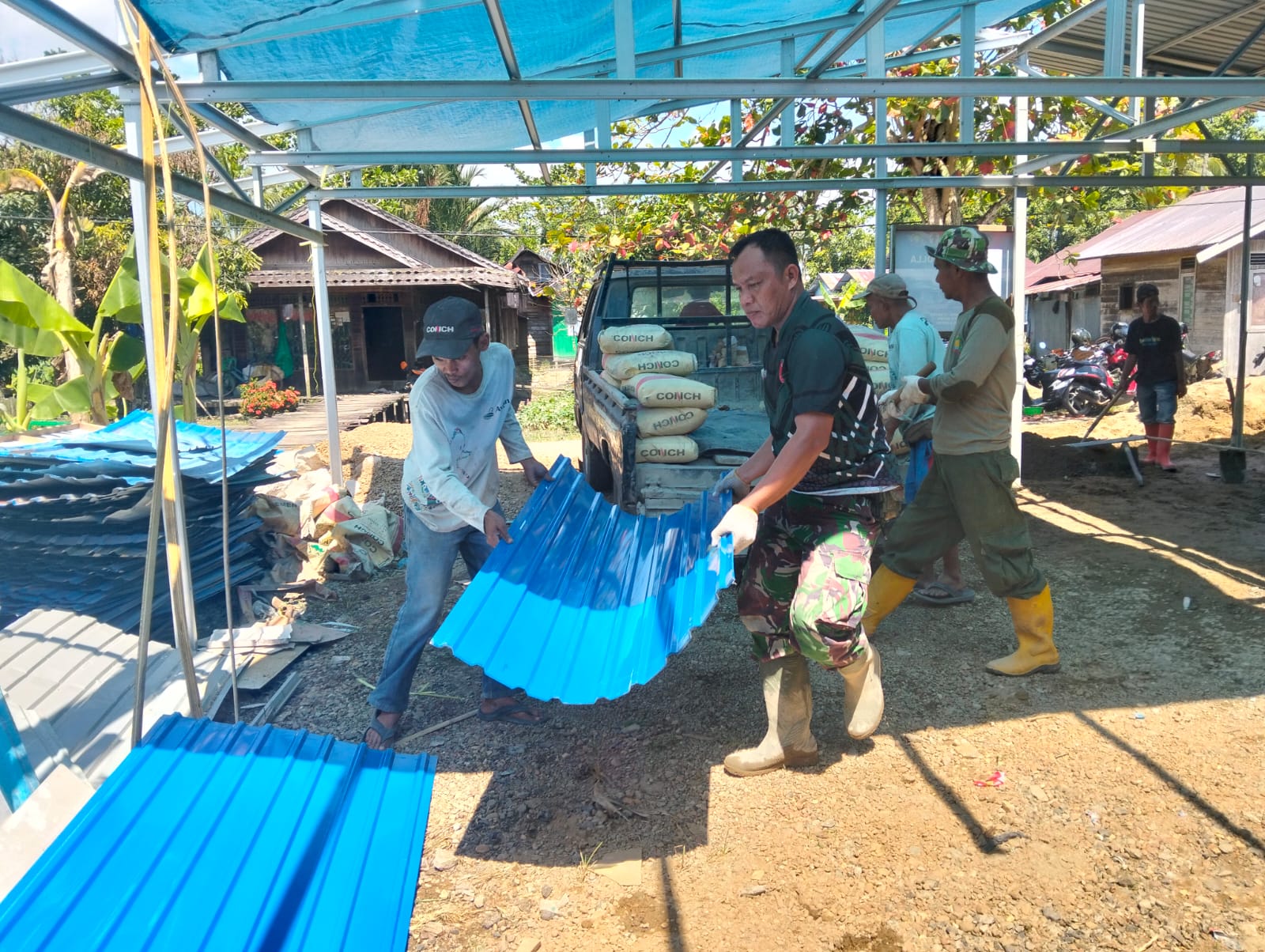 Satgas TMMD Kodim 1002/HST Kejar Target, Material Atap Teras Langgar Darussalam Tiba