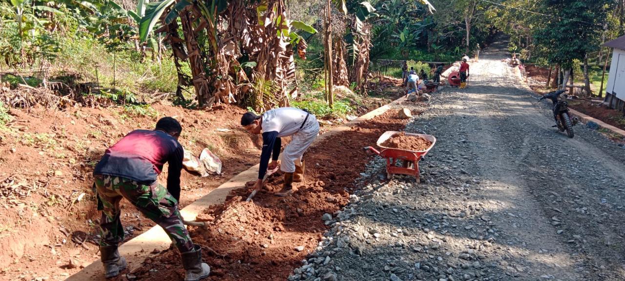 Dua Alat Berat Diturunkan Bantu Percepatan Pengerjaan Sasaran Fisik Utama TMMD Kodim 1009/Tanah Laut