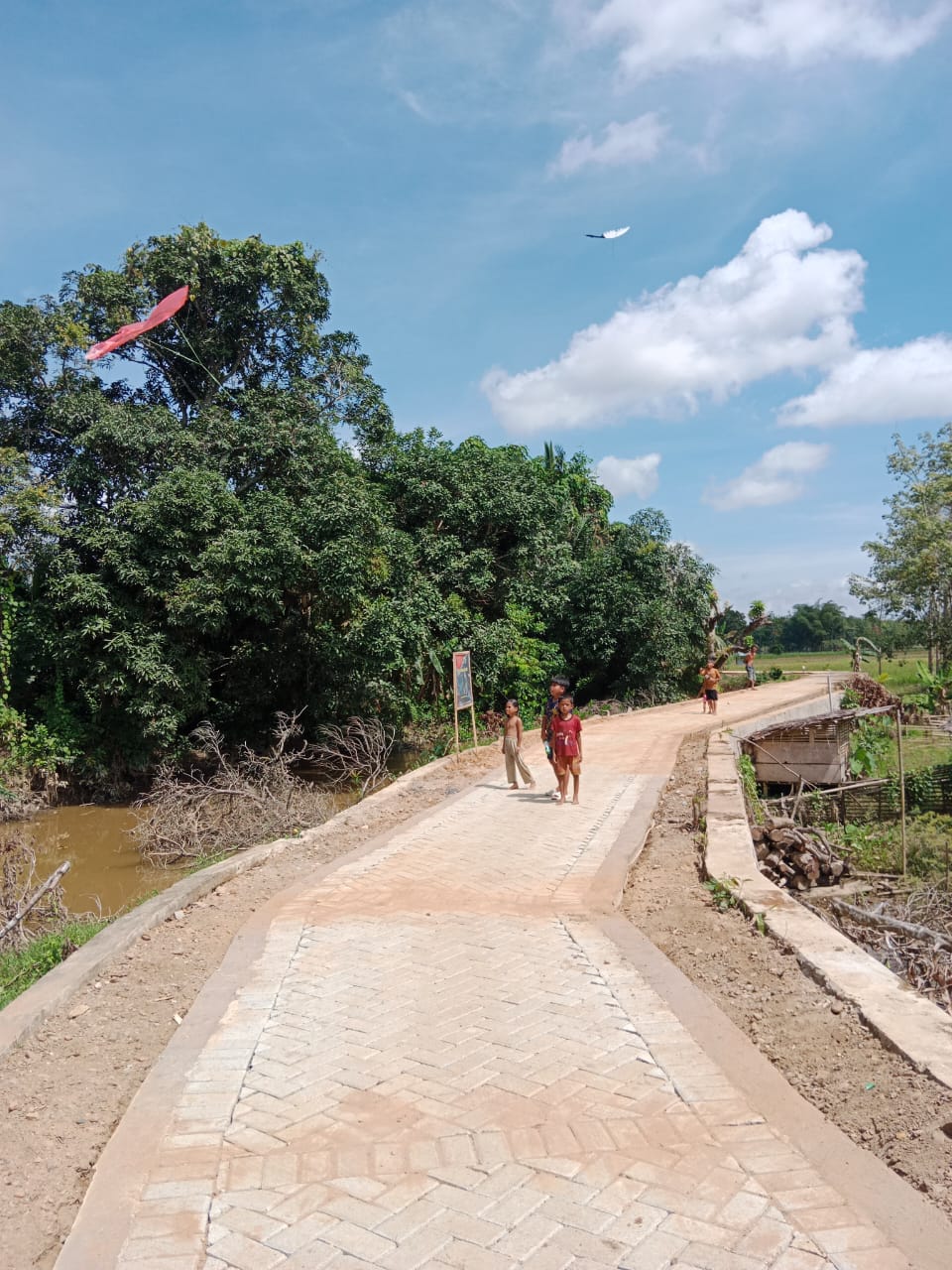 Jalan Baru TMMD Kodim 1002/HST Jadi Arena Bermain Anak-anak