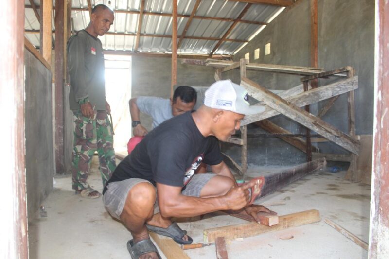 Sekat Dinding Kamar Satgas TMMD Kodim 1009/Tanah Laut Kebut Pengerjaan Rehab Rumah Pak Cahyo