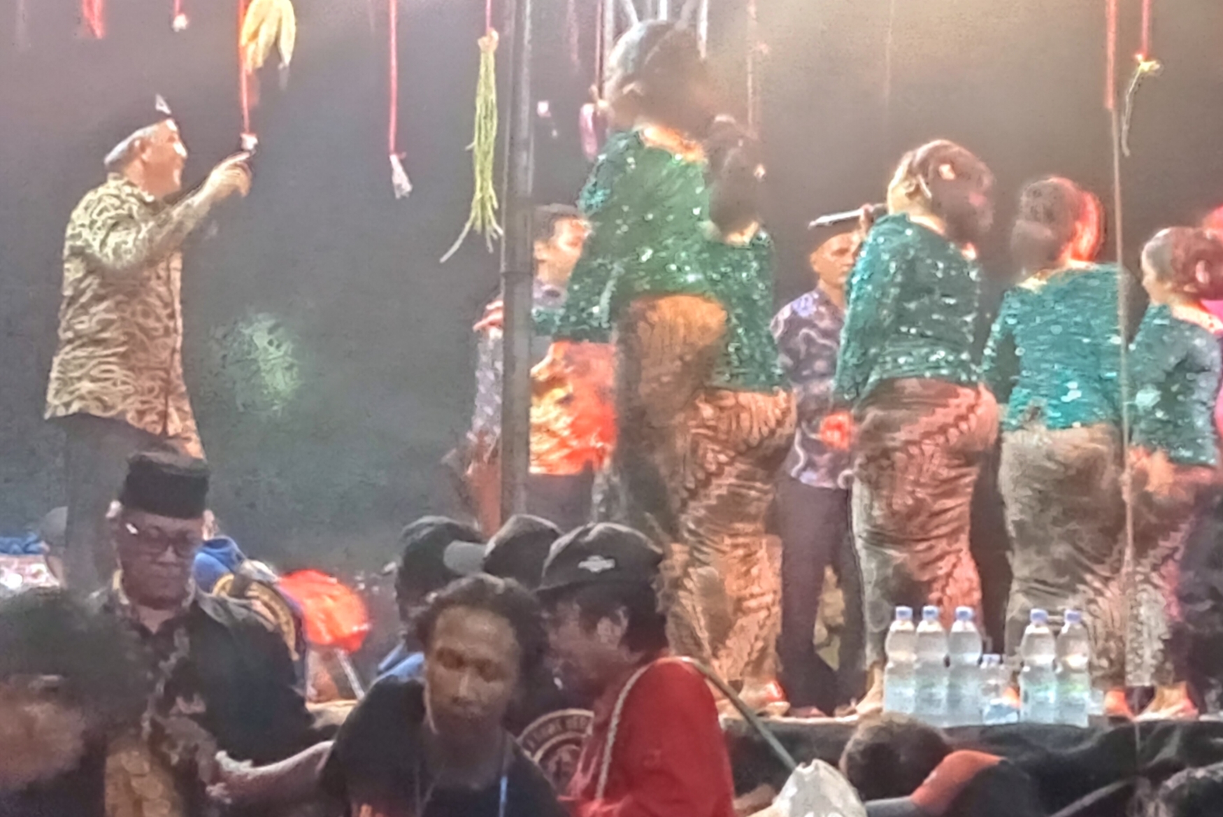 Kepala Desa Cinandang Gelar Sedekah Dusun Tahunan, Berbagi Beras dan Hadirkan Hiburan Rakyat