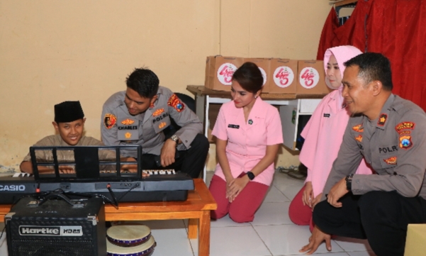 Polisi Peduli, Kapolres Ngawi bersama Bhayangkari Kunjungi Panti Tunanetra