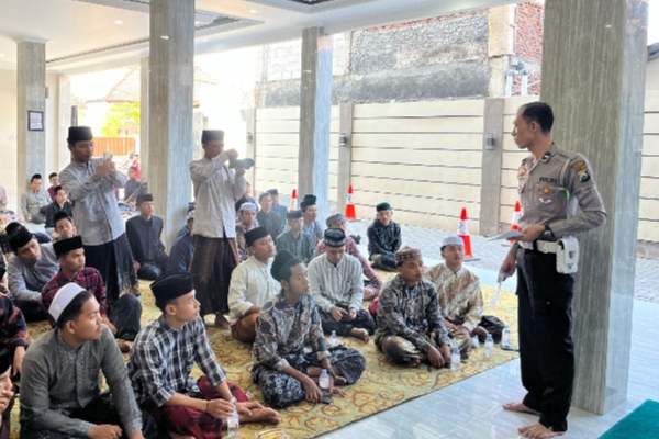 Hardiknas Polres Probolinggo Beri Edukasi Santri Kenalkan Program Keselamatan Berkendara