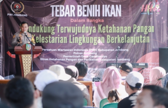 Kolaborasi Polisi bersama PWI Jaga Kelestarian Lingkungan dan Ketahanan Pangan Tebar Benih Ikan di Sungai Jombang