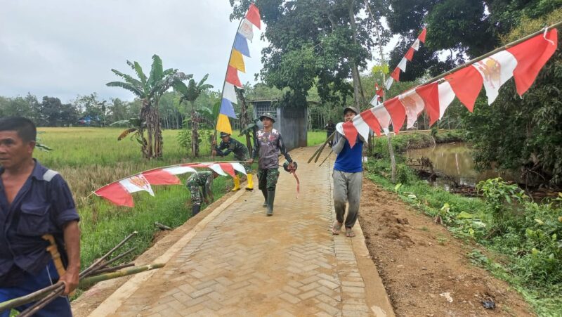 Jelang Penutupan, TMMD ke-124 Kodim 1002/HST Semarakkan Pengambau Hilir Luar dengan Umbul-umbul