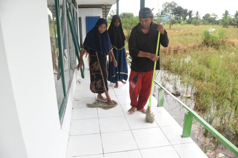 Gotong Royong di Pengambau Hilir Luar: Warga Pembersihan Langgar Darussalam Pasca-Rehabilitasi TMMD