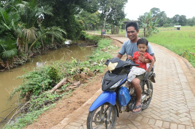 Jalan TMMD Ke-124 Buka Akses dan Kebahagiaan Baru bagi Warga Pengambau Hilir Luar