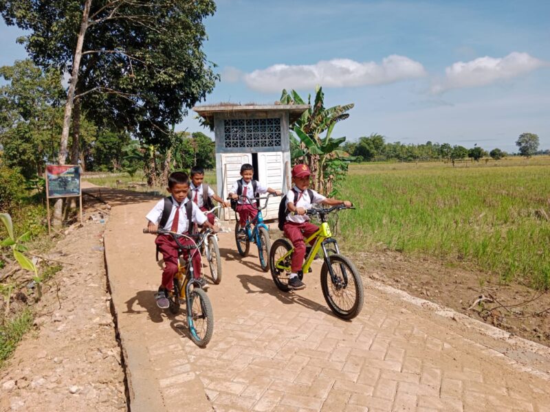 Jalan TMMD ke-124 di Pengambau Hilir Luar Nikmati, Anak-anak Berangkat Sekolah dengan Riang
