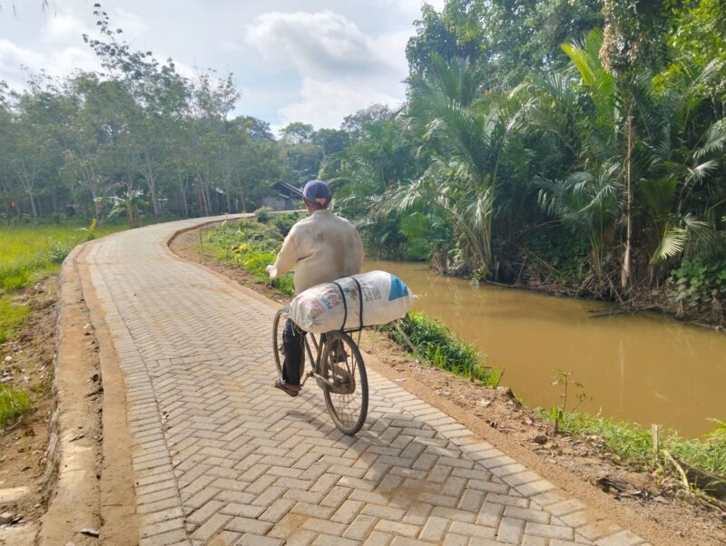 Jalan TMMD ke-124 di Haruyan: Lancar untuk Kendaraan, Nyaman untuk Sepeda Angkut Hasil Kebun