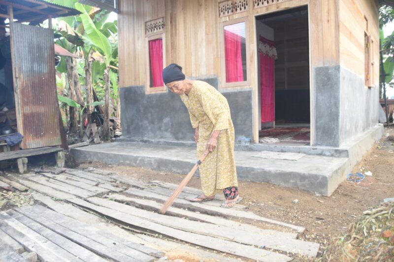 Nenek Kurba Rasakan Manfaat Nyata Program TMMD ke-124 Kodim 1002/HST