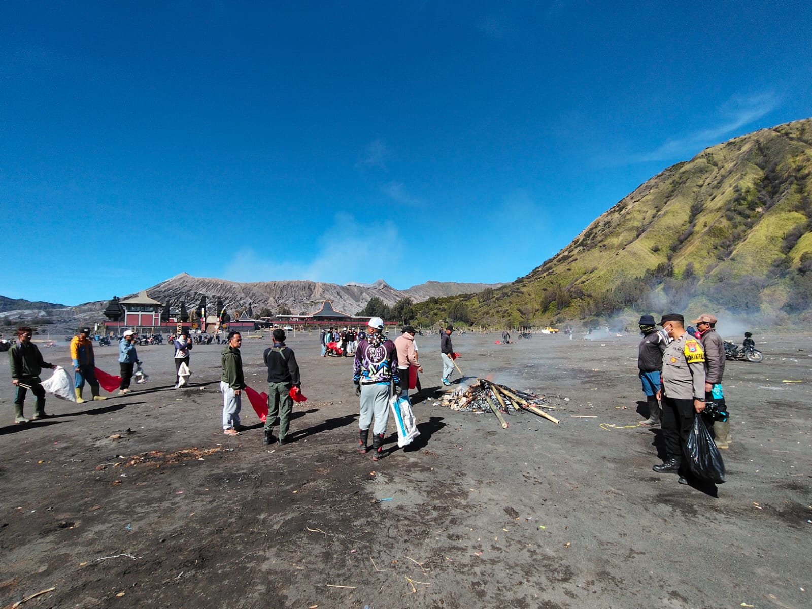 Sambut Hari Bhayangkara ke-79, Polres Probolinggo Bersih – bersih di Gunung Bromo