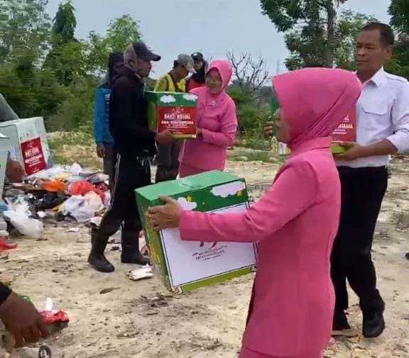 Hari Bhayangkara ke-79 Polres Lamongan Salurkan Bansos untuk Pemulung di TPA