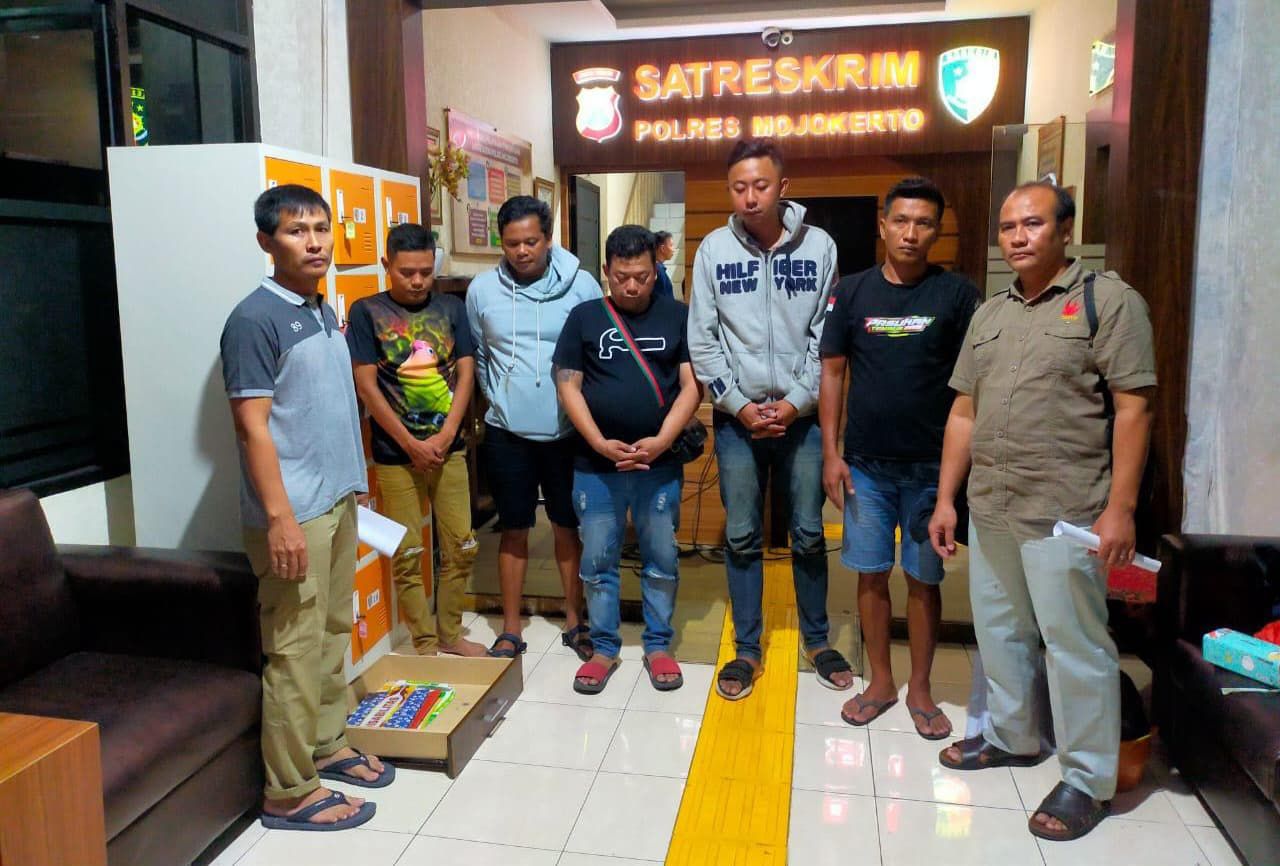Satreskrim Polres Mojokerto menerima kasus dugaan pencurian kabel tembaga yang diduga milik PT Telkom Indonesia di Desa Sajen, Kecamatan Pacet. Komplotan terduga pelaku pencurian berjumlah 5 orang
