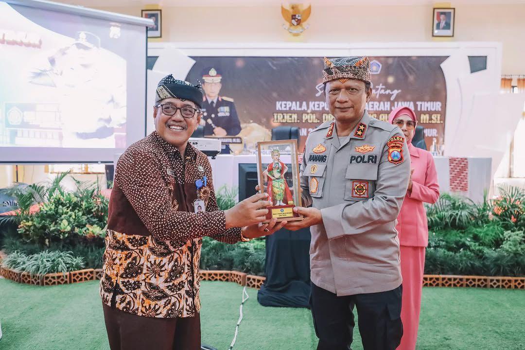 Kunjungi SMADATARA, Kapolda Jatim : ‘Negara Maju adalah Negara yang Diisi Generasi Disiplin dan Berkarakter’