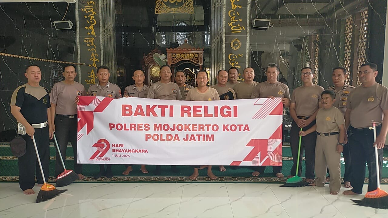 Sambut Hari Bhayangkara ke-79, Polisi Bersihkan Masjid di Mojokerto