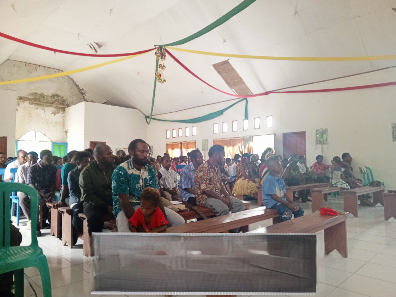 Ciptakan Rasa Aman, Satgas Yonif 611/Awang Long Melaksanakan Pengamanan Ibadah di Gereja Bintang Timur Kp. Nayaro